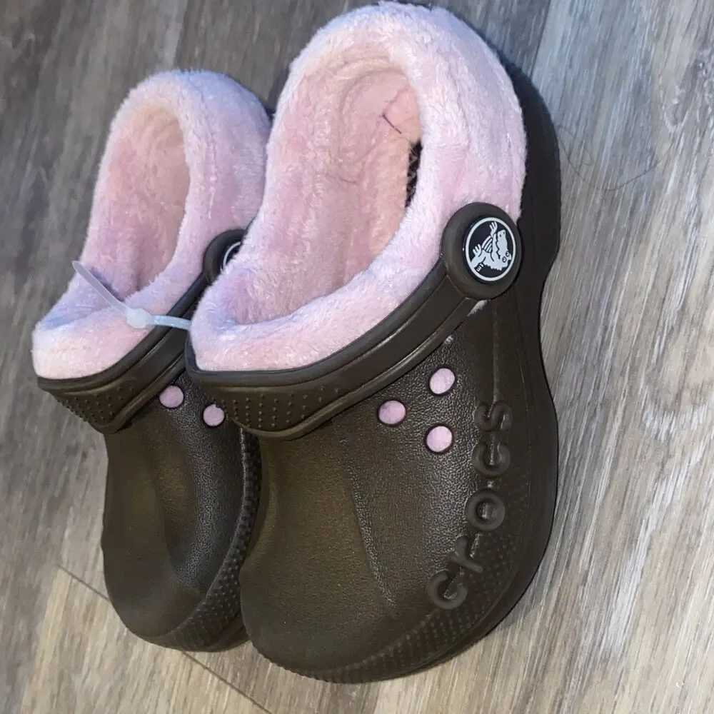 Brown crocs with pink fur lining Girls size 8/9 C